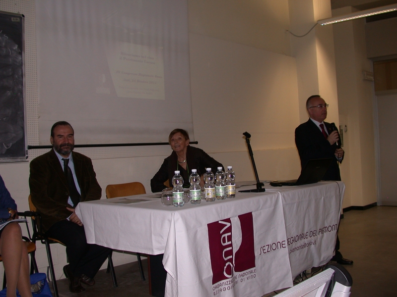 Saluto introduttivo da parte del delegato regionale Onav, Guido Raynero. Al Tavolo dei relatori il Prof. Marco Devecchi (Dipartimento di Scienze agrarie, forestali e alimentari dell Università di Torino) e il Moderatore, la giornalista Piera Genta [Foto di Gualtiero Freiburger].