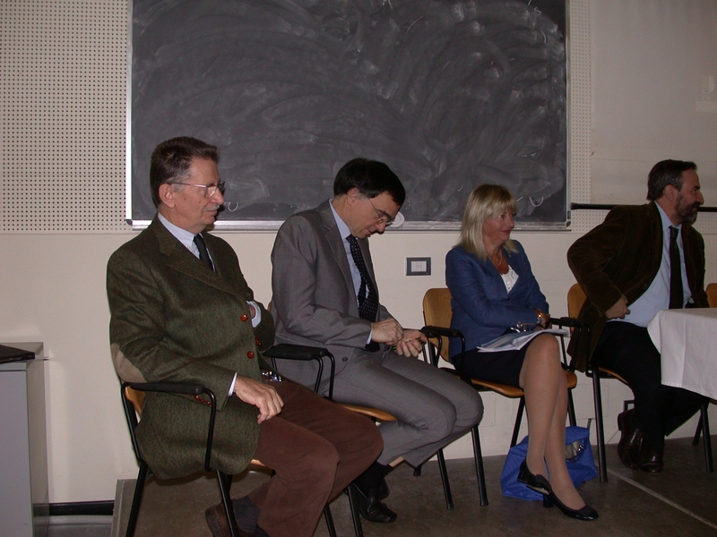 Tavolo dei relatori (da sx): Prof. Vincenzo Gerbi (Università di Torino), Prof. Enzo Cagnasso (Docente della Scuola Enologica di Alba), Dott.ssa Dora Marchi (Biologa, Enologa) e Prof. Marco Devecchi (Università di Torino) [Foto di Gualtiero Freiburger].