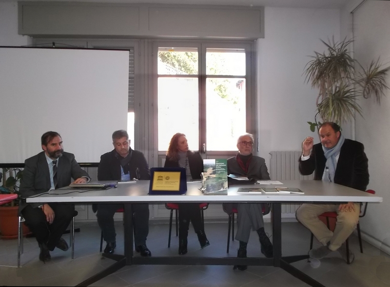 Tavola rotonda di riflessione al Convegno su "Gestione dei paesaggi rurali. Risultati e proposte del progetto GESPART"  con (da dx): Stefano Chiarlo (Presidente dell Associazione Astesana - Strada del Vino), Gian Luigi Bravo - MODERATORE (Docente Antropologia - Università degli Studi di Torino), Barbara Baino (Sindaco di Mongardino e Consigliere Provinciale con delega a Cultura, Istruzione, Turismo, Politiche Giovanili e Sport), Antonio Marino (Tecnico specialista - Confagricoltura Cuneo) e Marco Devecchi (DISAFA - Università di Torino) [Foto di Paola Gullino].