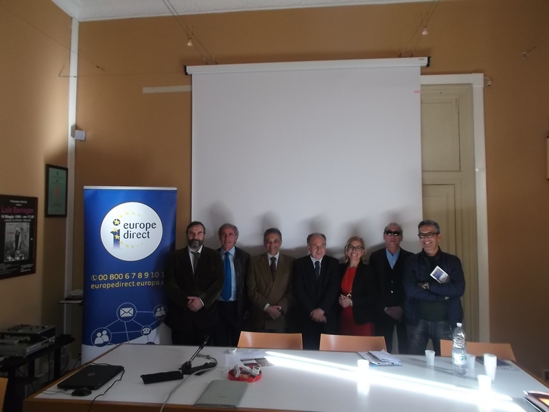 Foto dei relatori partecipanti al Convegno "Paesaggio, questo sconosciuto. spazi naturali, rurali, urbani, periurbani e la convenzione europea del paesaggio". Da (sx): Dott. Agr. Marco Devecchi, Arch. Carlo Foderà, Prof. Giovanni Curatolo, Dott. Agr. Giuseppe Pellegrino, Arch. Vito Maria Mancuso [Foto di Natale Salvatore Di Grazia].