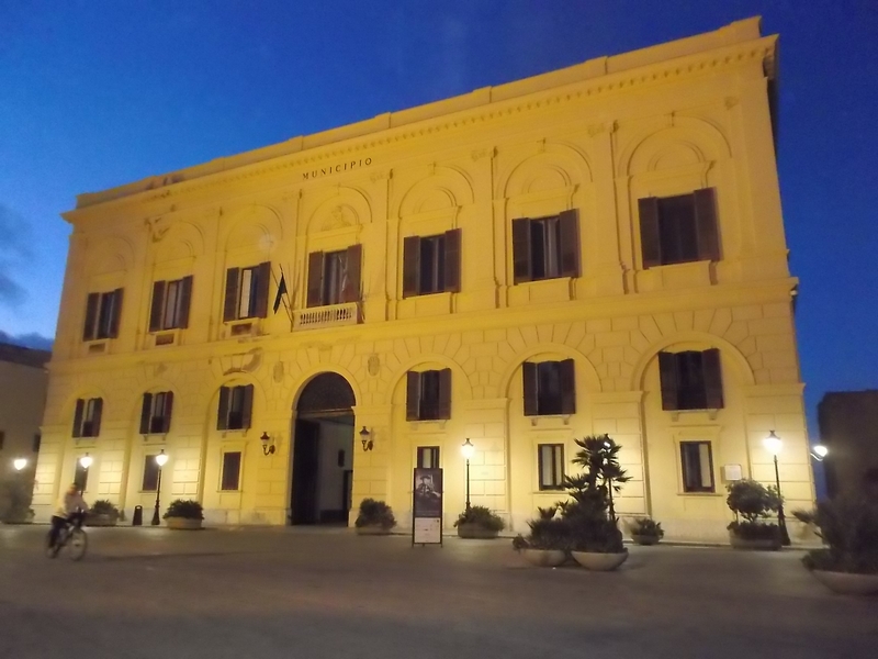 Veduta dell elegante facciata del Palazzo del Comune di Trapani.
