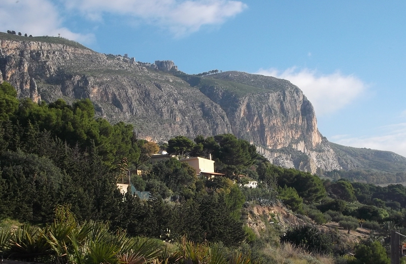 Veduta dello straordinario paesaggio del Trapanese con sullo sfondo Erice.