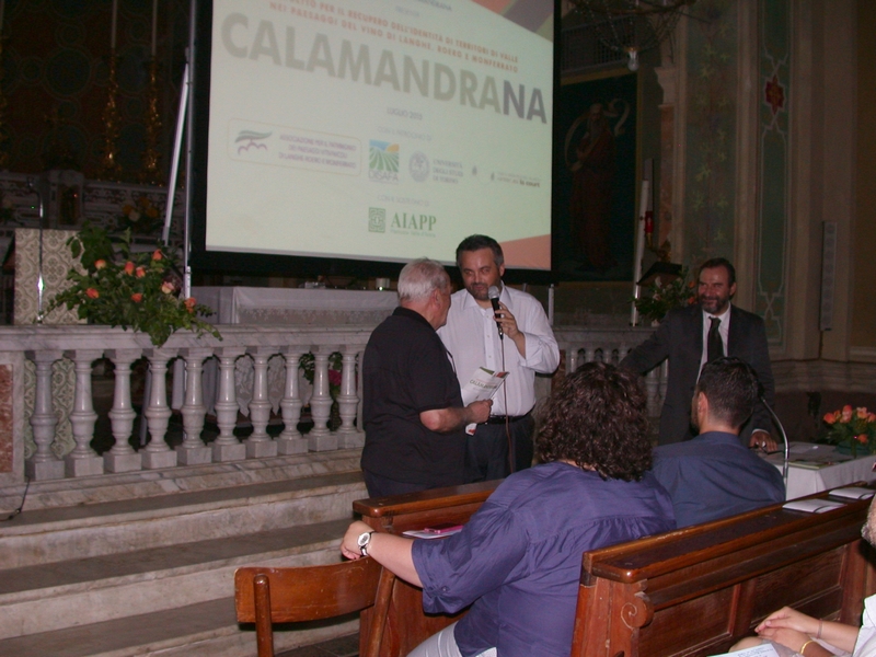 Saluto di Don Stefano, Parroco di Calamandrana [Foto di Mirella Zitti]. 