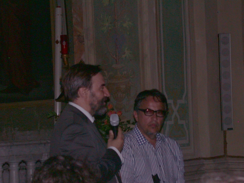 Presentazione da parte del Prof. Marco Devecchi (Docente presso il Dipartimento di Scienze agrarie, forestali e alimentari dell Università degli Studi di Torino) dell artista Raymundo Sesma [Foto di Mirella Zitti]. 