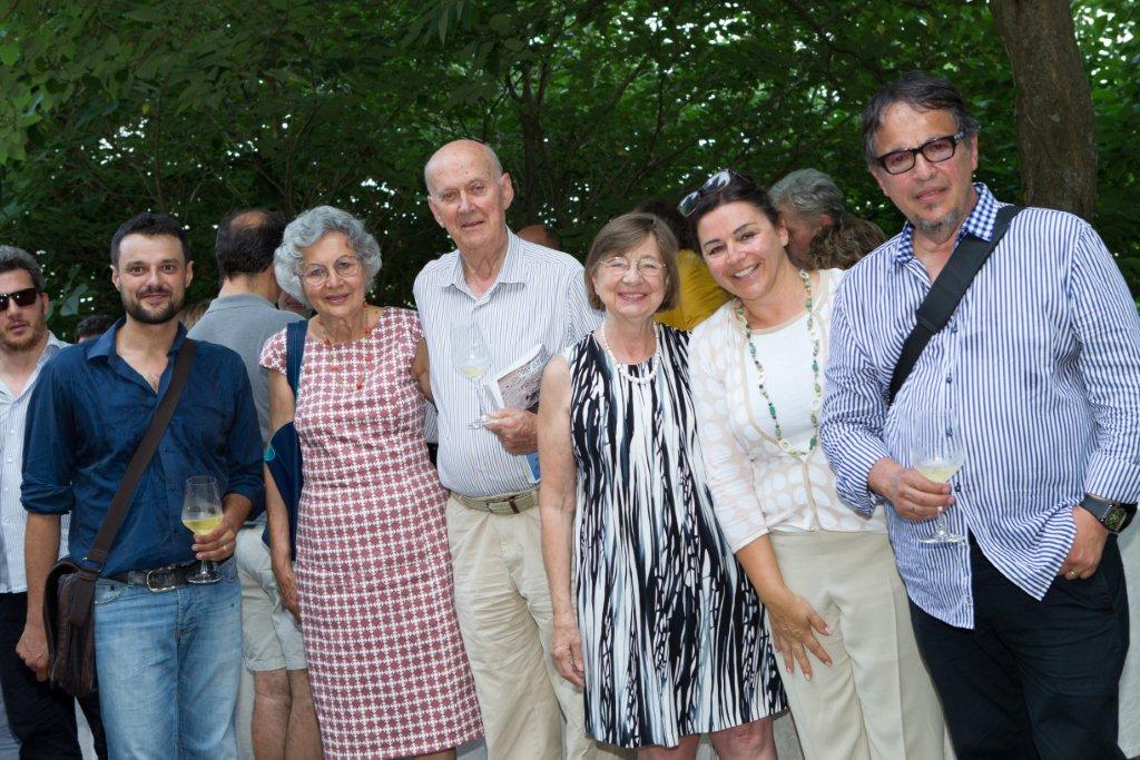 Foto ricordo con Diego Repetto, Sig.ra Chiarlo, Michele Chiarlo, Maria Paola Azzario Chiesa, Laura Botto Chiarlo e Raymundo Sesma [Foto di Omar Pistamiglio].