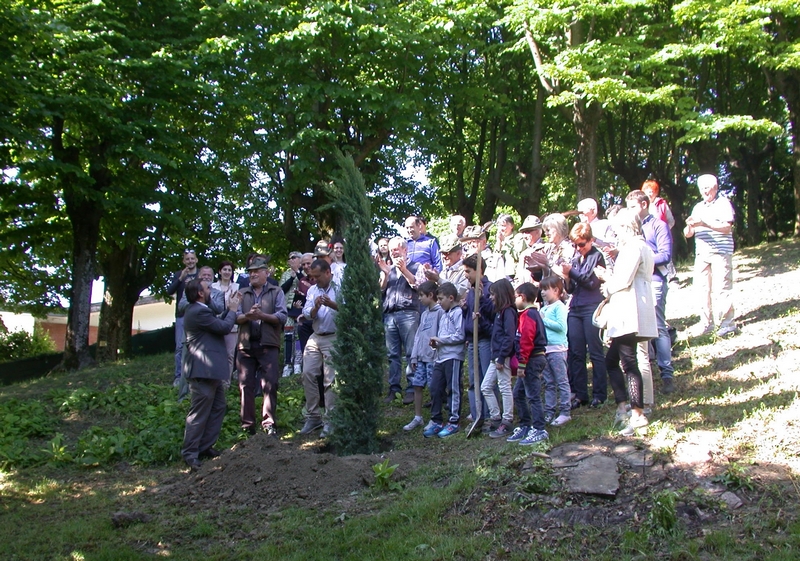 Messa a dimora presso il Parco della Rimembranza dell ALBERO DEL RICORDO in onore ai Caduti della I Guerra Mondiale.