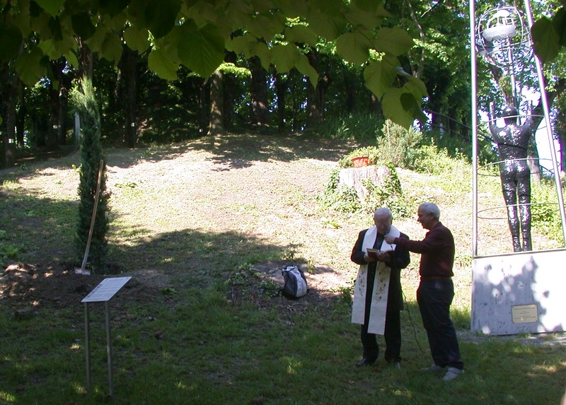 Benedizione dell albero a memoria dei Caduti della Grande Guerra da parte del Parroco di Castagnole Lanze Don Lino Cane.