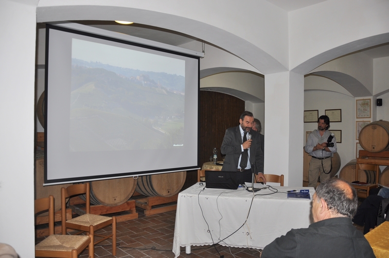 Relazione del Prof. Marco Devecchi del Dipartimento di Scienze agrarie, forestali e alimentari dell Università di Torino su "L eccellenza del paesaggio per la promozione delle produzioni agrarie dell Astigiano" [Foto di Mirella Zitti].