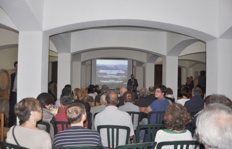 Relazione del Prof. Marco Devecchi del Dipartimento di Scienze agrarie, forestali e alimentari dell Università di Torino su "L eccellenza del paesaggio per la promozione delle produzioni agrarie dell Astigiano" [Foto di Mirella Zitti].