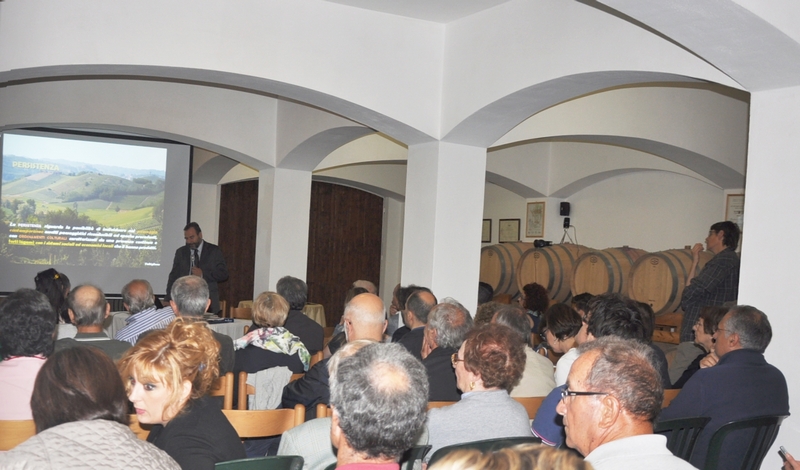 Folto ed attento pubblico al Convegno su"Vivere il paesaggio, l enogastronomia e il turismo di qualità in Valtiglione". Al Tavolo dei relatori il del Prof. Marco Devecchi del Dipartimento di Scienze agrarie, forestali e alimentari dell Università di Torino su "L eccellenza del paesaggio per la promozione delle produzioni agrarie dell Astigiano" [Foto di Mirella Zitti].
