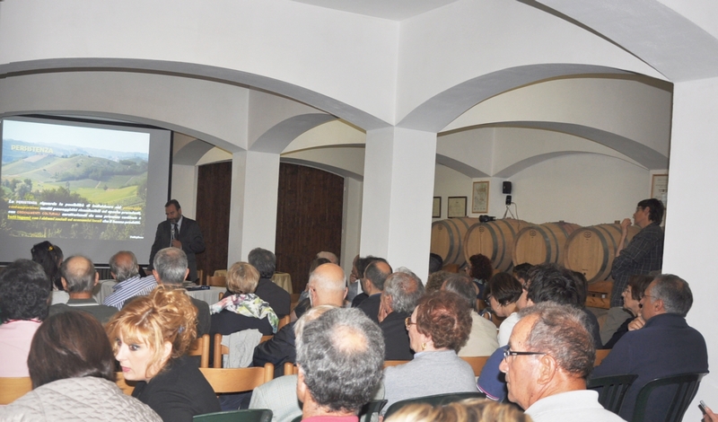 Folto ed attento pubblico al Convegno su"Vivere il paesaggio, l enogastronomia e il turismo di qualità in Valtiglione". Al Tavolo dei relatori il del Prof. Marco Devecchi del Dipartimento di Scienze agrarie, forestali e alimentari dell Università di Torino su "L eccellenza del paesaggio per la promozione delle produzioni agrarie dell Astigiano" [Foto di Mirella Zitti].