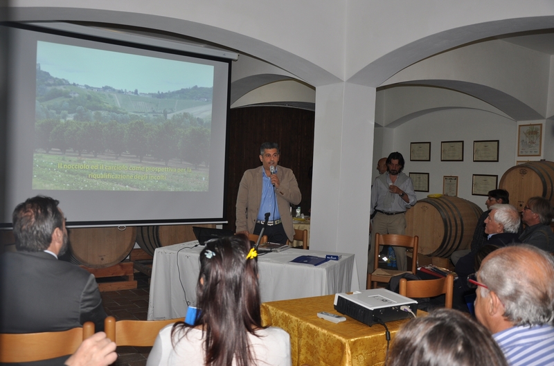 Relazione di Antonio Marino, Responsabile tecnico Confagricoltura di Cuneo, su "Il nocciolo e il carciofo come prospettiva per la riqualificazione degli incolti" [Foto di Mirella Zitti].