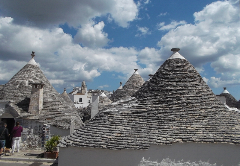 I trulli di Alberobello: un esempio straordinario di progettazione di edifici di straordinaria bellezza e fonte di concreto benessere per gli abitanti e i turisti.