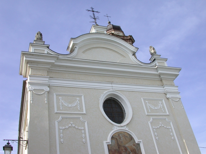 Veduta della bellissima facciata della Chiesa dei Battuti di Castagnole delle Lanze, situata dinnanzi al Palabarbera, sede del Convegno "La rivincita del territorio".