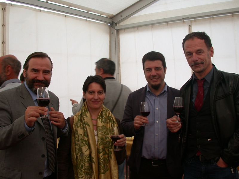 Foto ricordo con brindisi al termine del Convegno con Marco Devecchi (Osservatorio del Paesaggio per il Monferrato e l Astigiano), Paola Borrione (Assessore al Comune di Castagnole delle Lanze), Aldo Buzio (CSS-EBLA) e Daniele Trinchero (Direttore iXem Labs Foundation, del Politecnico di Torino) [Foto di Gianni Forte].