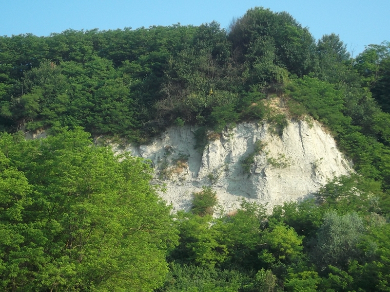 Veduta delle bellissime Rocche in località Premes a strapiombo sul corso del Tanaro ad Antignano.