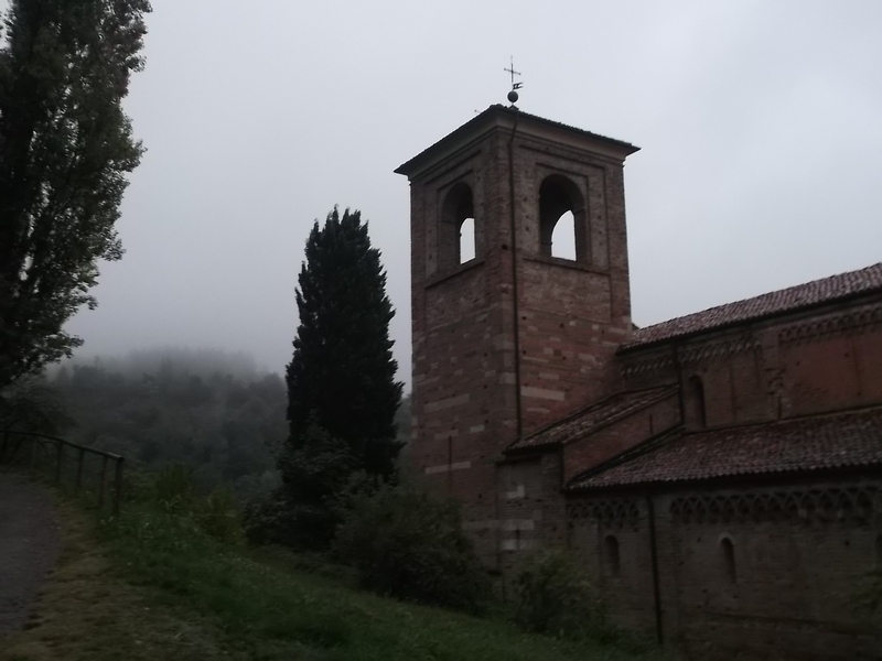 Veduta della Canonica di Santa Maria di Vezzolano nella veste autunnale.