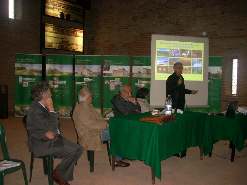 Relazione di Franco Correggia (Associazione Terra, Boschi, Gente e Memorie) su "Il bosco come luogo della biodiversità e come luogo dell anima" [Foto di Mirella Zitti].