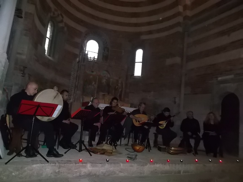 Musica antica de La Ghironda di Asti sul tema "Medioevo tra cielo e terra, spiritualità e natura", musiche e canti dei secoli XIII e XIV tratti dal Laudario di Cortona, dalle Cantigas de Santas Maria, dal Libre Vermell di Montserrat e da altre fonti medioevali.