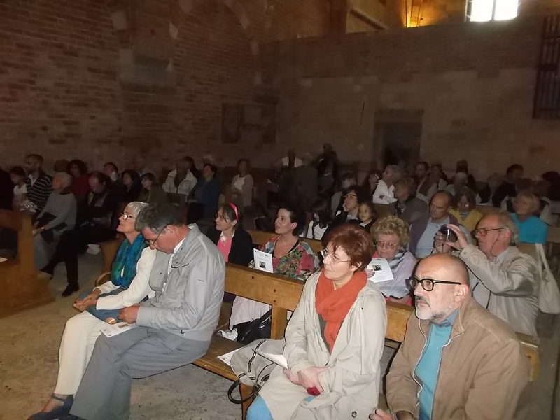 Veduta del folto ed attento pubblico presente al Concerto presso la Canonica di Santa Maria di Vezzolano.