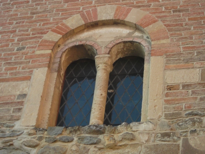 Bellissima bifora sulla facciata della Canonica di Santa Maria di Vezzolano.