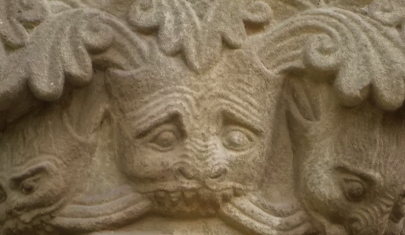 Veduta dei decori dei capitelli romanici della facciata della Canonica di Santa Maria di Vezzolano ad Albugnano.