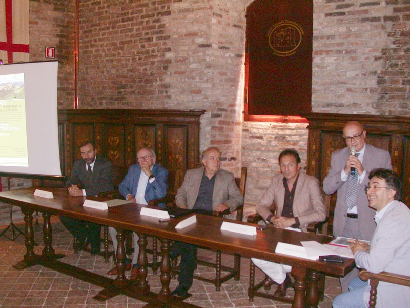 Saluto introduttivo da parte del Sindaco di Grinzane Cavour, Dott. Franco Sampò. Al Tavolo dei relatori, da (sx): Prof. Marco Devecchi (Vice Direttore del Master interateneo UNITO-POLITO in "Tecniche di riqualificazione paesaggistica" e Presidente dell Osservatorio del Paesaggio per il Monferrato e l Astigiano), Arch. Giovanni Torretta della Società degli Ingegneri e degli Architetti in Torino, , Dott. Valerio Rosa della Società degli Ingegneri e degli Architetti di Torino (Moderatore del Convegno), On.le Alberto Cirio (Parlamentare europeo), Dott. Franco Sampò (Sindaco di Grinzane Cavour), e Dott. Roberto Cerrato (Direttore dell Associazione per il Patrimonio dei paesaggi vitivinicoli di Langhe-Roero e Monferrato) [Foto di Andrea Devecchi].