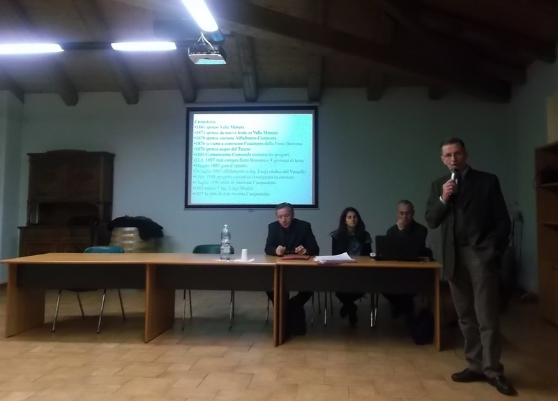 Incontro di presentazione da parte del Prof.Vincenzo Gerbi (Presidente dell Ente di Governo dell Ambito 5 Astigiano Monferrato) del progetto inerente la delocalizzazione dei prelievi ad oggi captati dal campo pozzi di Valle Maggiore di Cantarana-Ferrere e individuazione di un nuovo campo pozzi. Al tavolo dei relatori: il Direttore di ATO 5,Dott. Giuseppe Giuliano, la Responsabile Pianificazione e Controllo, Dott.ssa Ghione Valentina e il Dott. Walter Prigione.