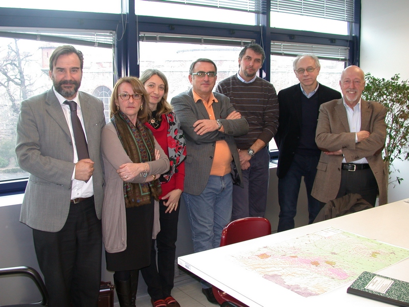 Foto ricordo dell incontro in Regione Piemonte di approfondimento per la presentazione della Richiesta di Dichiarazione del Notevole interesse pubblico del Paesaggio della località Paludo nei comuni astigiani di Agliano Terme, Calosso e Costigliole d Asti, in base alle disposizioni di legge contenute nel Codice dei Beni culturali e del paesaggio. Nella foto da (dx): Dott. Adriano Da Re (Associazione Amici di Calosso), Arch. Giovanni Paludi (Regione Piemonte), Dott. Paolo Baldi (Associazione Amici di Calosso), Dott. Giuseppe Ugonia (Sindaco di Calosso), Dott.ssa Elisa Olivero Paludi (Regione Piemonte), Dott.ssa Patrizia Filippi (Regione Piemonte) e Prof. Marco Devecchi (Osservatorio del Paesaggio per il Monferrato e l Astigiano).