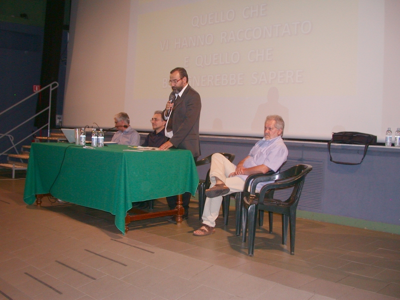 Introduzione da parte del Moderatore Marco Devecchi (Osservatorio del Paesaggio per il Monferrato e l'Astigiano) del relatore Pierpaolo De Fina del Comitato Spontaneo Cittadini [Foto di Sonia Vallocchia].