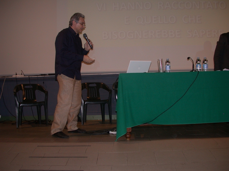 Relazione di Pierpaolo De Fina (Comitato Spontaneo Cittadini) sul tema del teleriscaldamento ad Asti [Foto di Sonia Vallocchia].