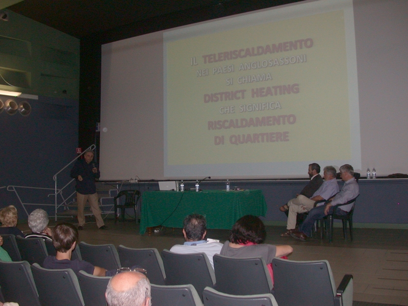 Relazione di Pierpaolo De Fina (Comitato Spontaneo Cittadini) sul tema del teleriscaldamento ad Asti [Foto di Sonia Vallocchia].
