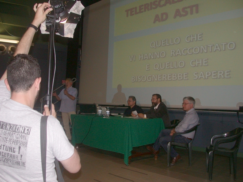 Riprese da parte della RAI 3 Piemonte dell'incontro di studio ed approfondimento sul Teleriscaldamento ad Asti. Relazione di Giancarlo Dapavo (Presidente del Circolo Legambiente Gaia di Asti). Al Tavolo dei relatori da (sx): Pierpaolo De Fina (Comitato Spontaneo Cittadini), il Moderatore Marco Devecchi (Osservatorio del Paesaggio per il Monferrato e l'Astigiano) e Angelo Porta (Circolo Legambiente Valtriversa) [Foto di Sonia Vallocchia].