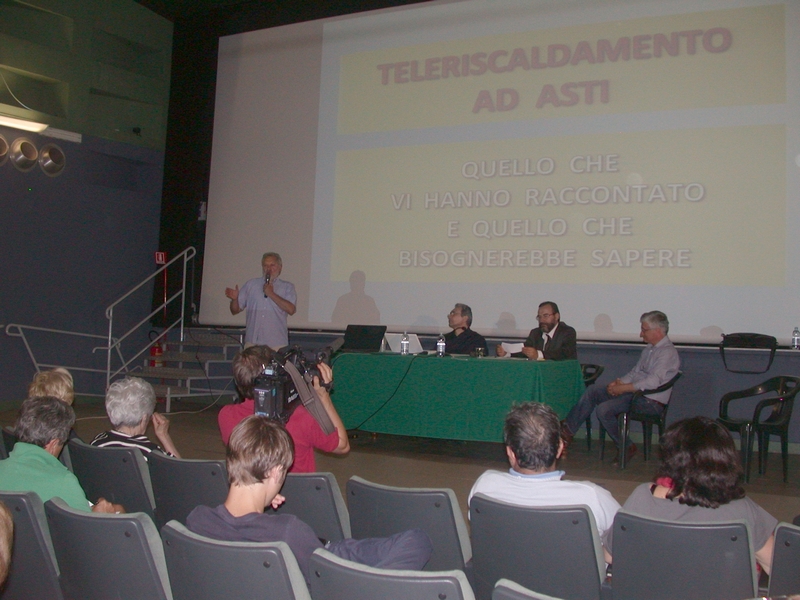 Relazione di Giancarlo Dapavo (Circolo Legambiente Gaia di Asti) sul tema del teleriscaldamento ad Asti [Foto di Sonia Vallocchia].
