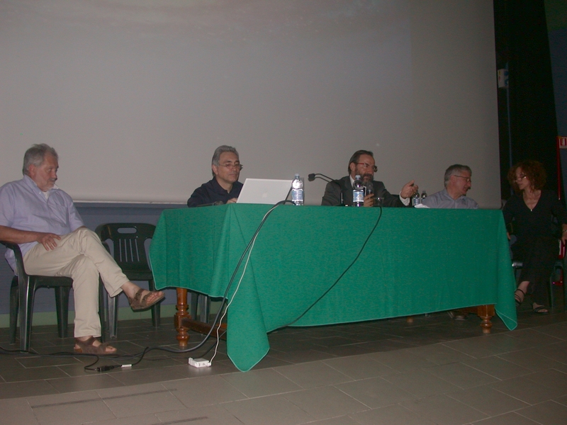 Avvio da parte del Moderatore Marco Devecchi (Osservatorio del Paesaggio per il Monferrato e l'Astigiano) del dibattito con il pubblico. Al Tavolo dei relatori da (sx): Giancarlo Dapavo (Circolo Legambiente Gaia di Asti), Pierpaolo De Fina (Comitato Spontaneo Cittadini), il Moderatore Marco Devecchi(Osservatorio del Paesaggio per il Monferrato e l'Astigiano), Angelo Porta (Circolo Legambiente Valtriversa)  e Tiziana Valente del Comitato Spontaneo Cittadini [Foto di Sonia Vallocchia].