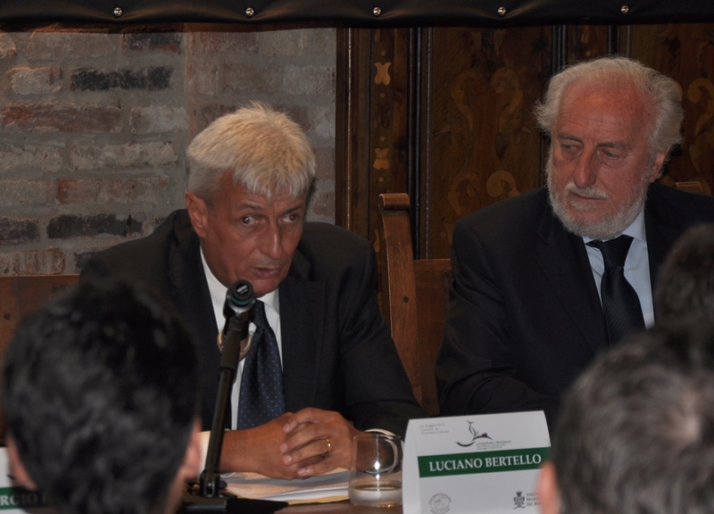 Introduzione da parte del Dott. Luciano Bertello (Presidente dell Enoteca regionale del Roero) [Foto di Franco Olivero].