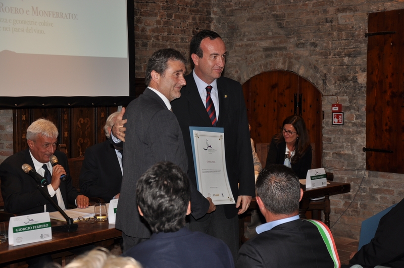 Consegna dell omaggio da parte dell On.le Mino Taricco, (Parlamento Italiano - Camera dei deputati) al Prof. G. Fide (Università di Mendoza), Presidente della Strada del vino di Mendoza [Foto di Franco Olivero].