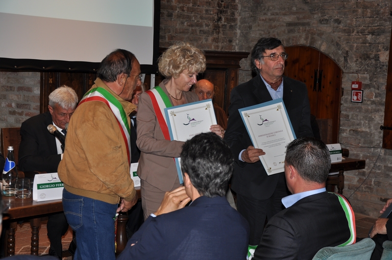 Premiazione per la qualità del paesaggio viticolo di Moasca (AT) dei coltivatori: Arnaldo Scaglione, agricoltore, Enzo Amerio, Marco Amerio, Nucci Ferrari e Franco Francescato e in rappresentanza del Comune di Moasca, in presenza del Consigliere comunale di Moasca Stefano Casazza con delega agricoltura [Foto di Franco Olivero].