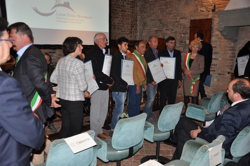 Premiazione per la qualità del paesaggio viticolo di Moasca (AT) dei coltivatori: Arnaldo Scaglione, agricoltore, Enzo Amerio, Marco Amerio, Nucci Ferrari e Franco Francescato e in rappresentanza del Comune di Moasca, in presenza del Consigliere comunale di Moasca Stefano Casazza con delega agricoltura [Foto di Franco Olivero].