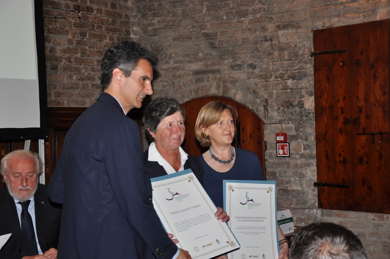 Premiazione per la qualità del paesaggio viticolo di Vignale Monferrato (AL) della viticoltrice Sig.ra Piera Corona della Cascina Cordera in presenza dell Assessore Patrizia Monzeglio del Comune di Vignale Monferrato [Foto di Franco Olivero].