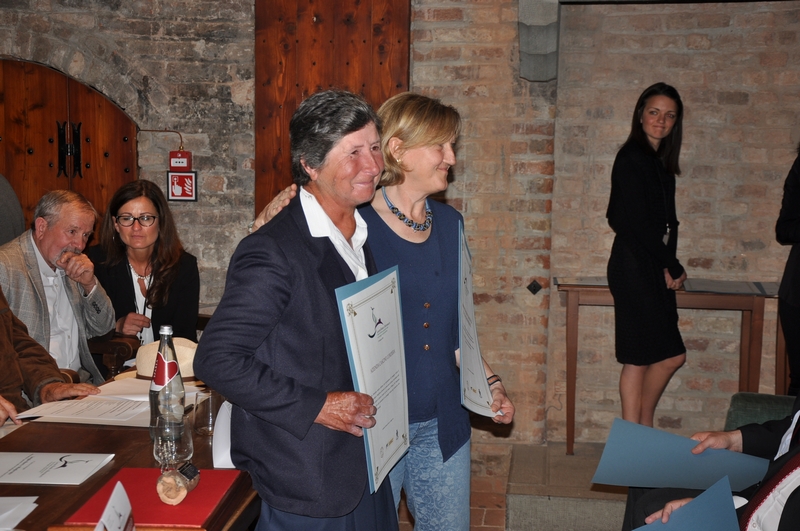 Premiazione per la qualità del paesaggio viticolo di Vignale Monferrato (AL) della viticoltrice Sig.ra Piera Corona della Cascina Cordera in presenza dell Assessore Patrizia Monzeglio del Comune di Vignale Monferrato [Foto di Franco Olivero].