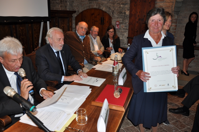 Premiazione per la qualità del paesaggio viticolo di Vignale Monferrato (AL) della viticoltrice Sig.ra Piera Corona della Cascina Cordera in presenza dell Assessore Patrizia Monzeglio del Comune di Vignale Monferrato [Foto di Franco Olivero].