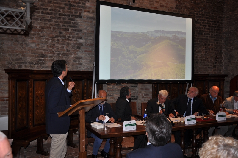 Premiazione dei viticoltori per la qualità del paesaggio di Castiglione Falletto in località Rocche di Castiglione [Foto di Franco Olivero].