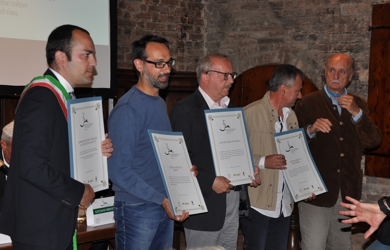 Premiazione dei viticoltori per la qualità del paesaggio di Castiglione Falletto in località Rocche di Castiglione [Foto di Franco Olivero].