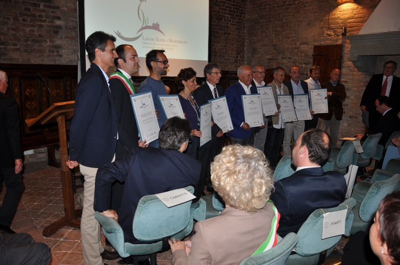 Premiazione dei viticoltori per la qualità del paesaggio di Castiglione Falletto in località Rocche di Castiglione [Foto di Franco Olivero].