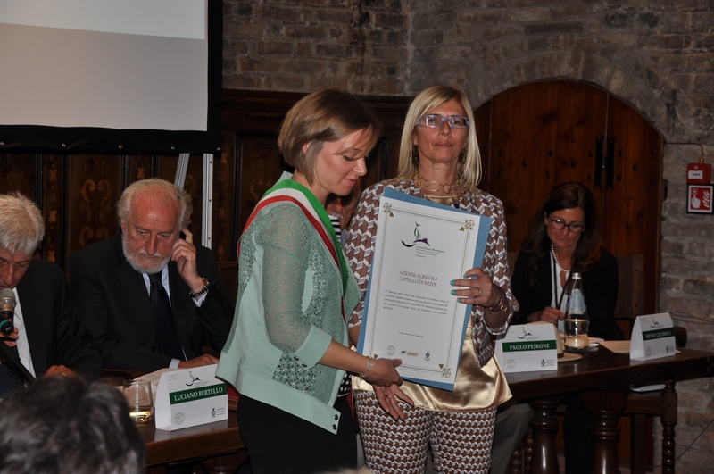 Premiazione dei viticoltori per la qualità del paesaggio di Neive in località Albesani [Foto di Franco Olivero].