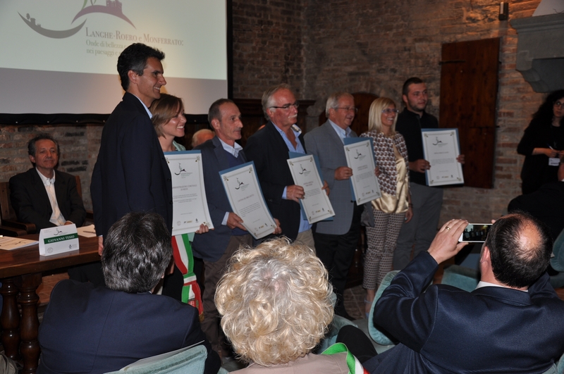 Premiazione dei viticoltori per la qualità del paesaggio di Neive in località Albesani [Foto di Franco Olivero].