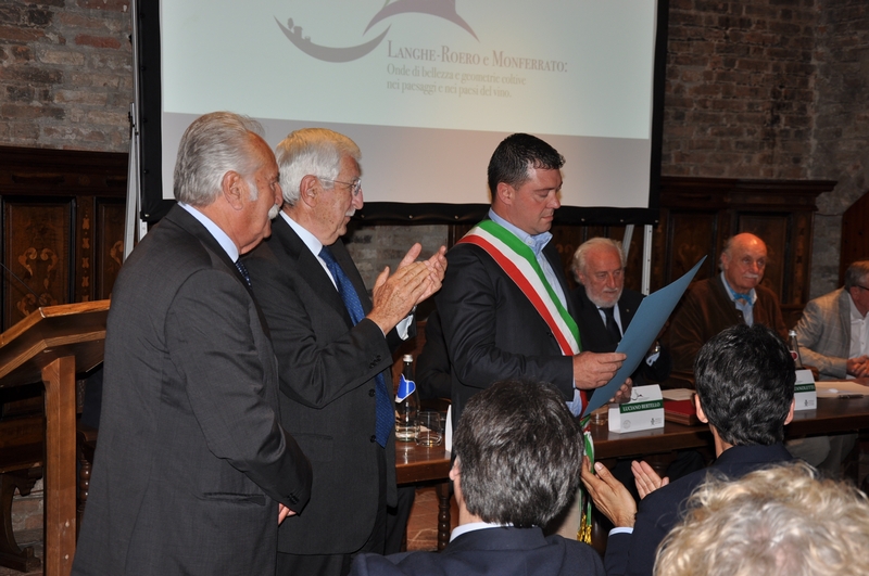 Premiazione dei viticoltori per la qualità del paesaggio di Canale in località Renesio [Foto di Franco Olivero].