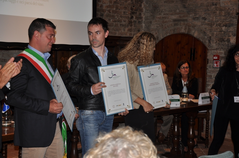 Premiazione dei viticoltori per la qualità del paesaggio di Canale in località Renesio [Foto di Franco Olivero].