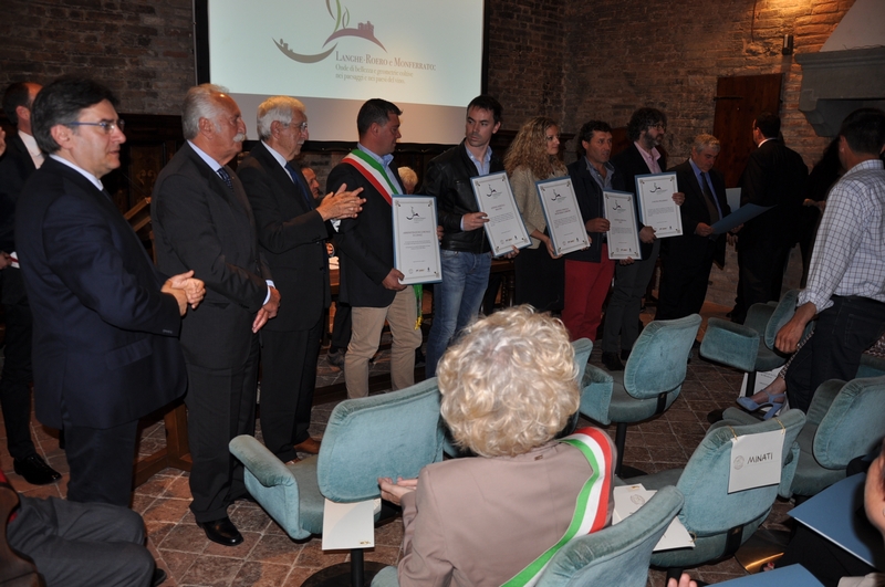 Premiazione dei viticoltori per la qualità del paesaggio di Canale in località Renesio [Foto di Franco Olivero].